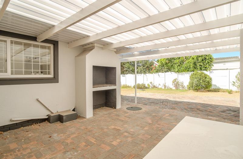 To Let 3 Bedroom Property for Rent in Meadowridge Western Cape